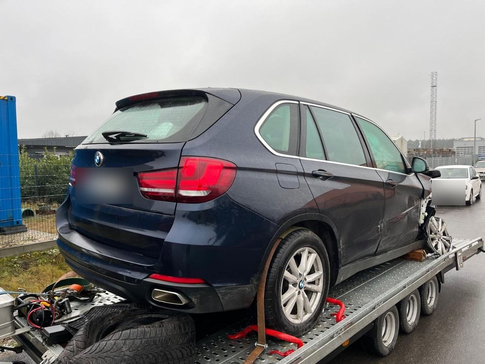 Nicht fahrbereites Fahrzeug auf dem Abschleppwagen