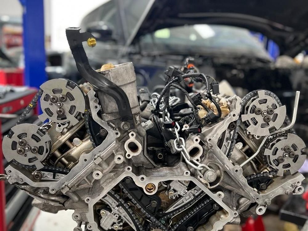 Geöffneter Motorraum bei der Arbeit am Abgasnachbehandlungssystem