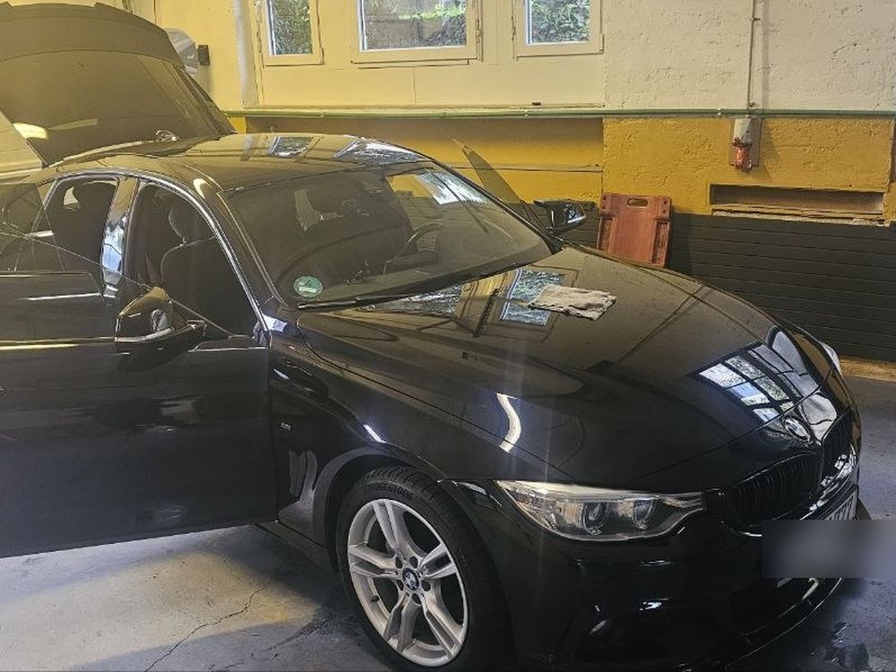 Fahrzeug mit geöffneter Motorhaube zur Fehlerdiagnose in der Werkstatt
