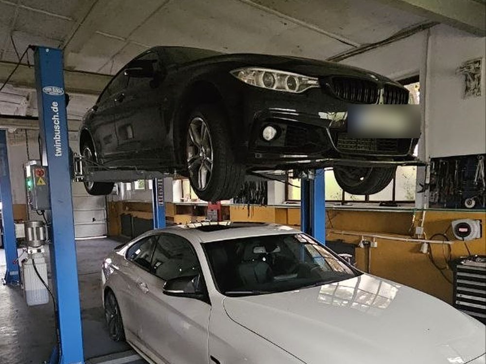 Dieselfahrzeug auf der Hebebühne zur Prüfung des Abgassystems