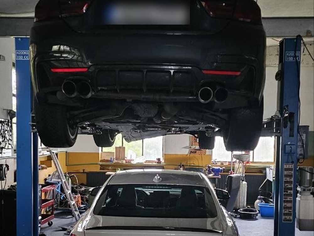 Fahrzeug auf der Hebebühne bei der Vorbereitung auf die Hauptuntersuchung