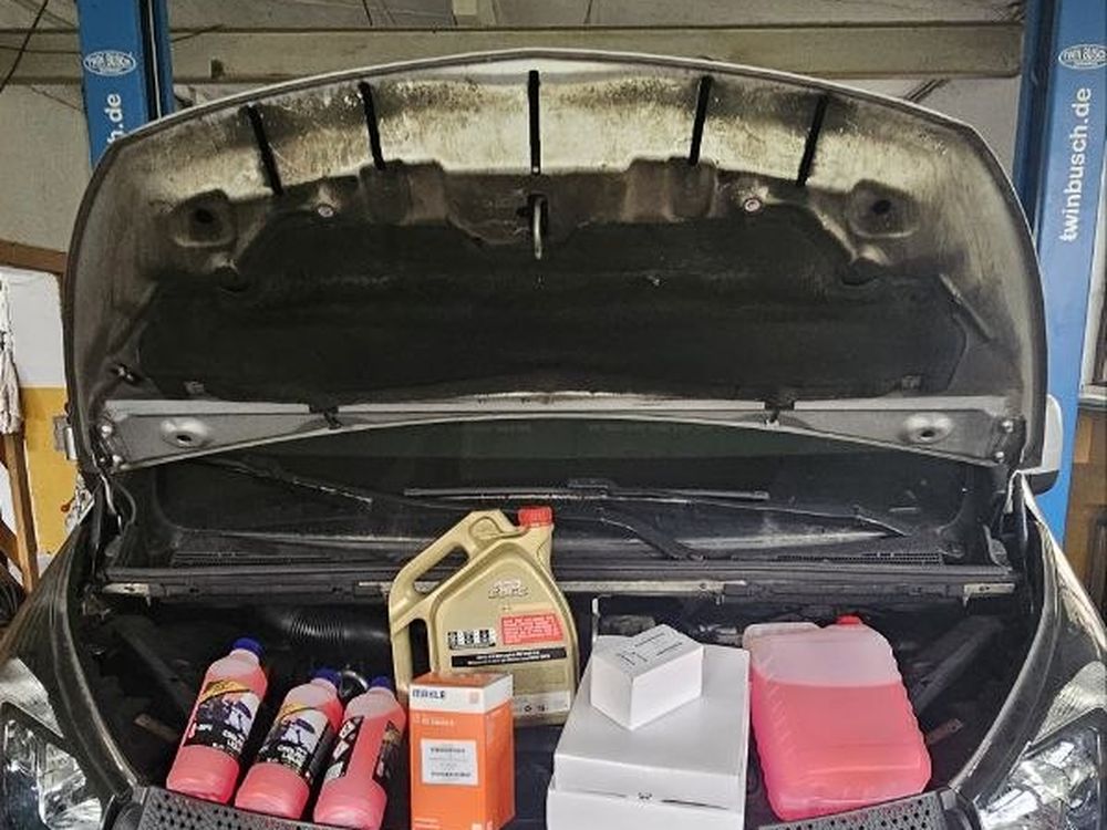 Motorraum bei Inspektion und Ölwechsel in unserer Werkstatt in Ennepetal