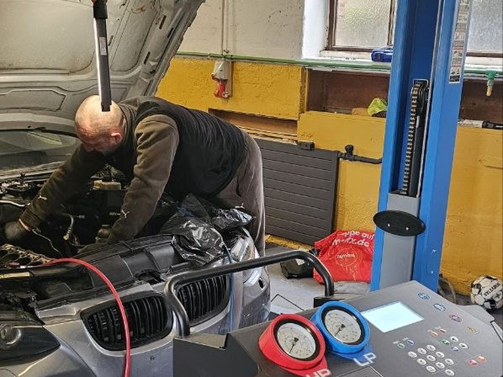 Klimaservicegerät am Fahrzeug in unserer Werkstatt in Ennepetal