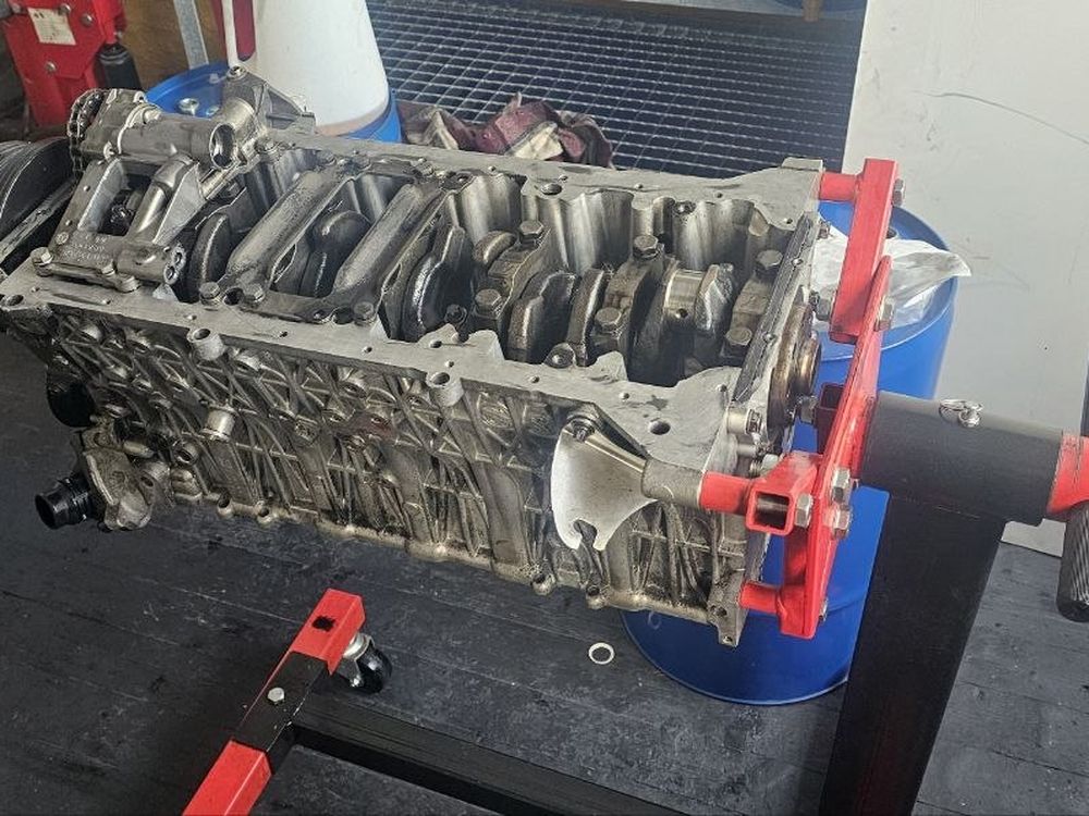 Ausgebauter Motor auf dem Montagebock zur Instandsetzung