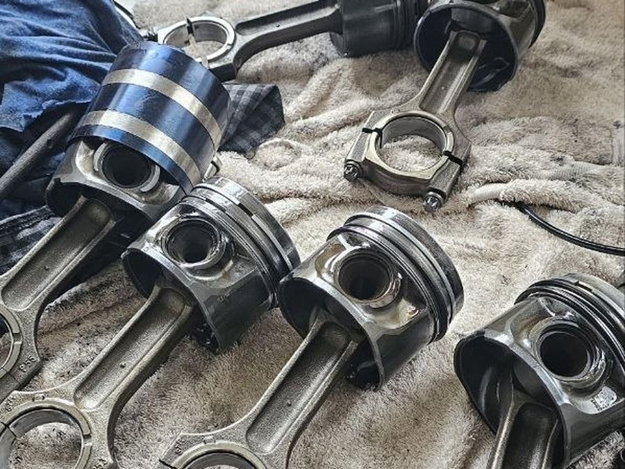Kurbelwelle und Pleuel eines zerlegten Motors