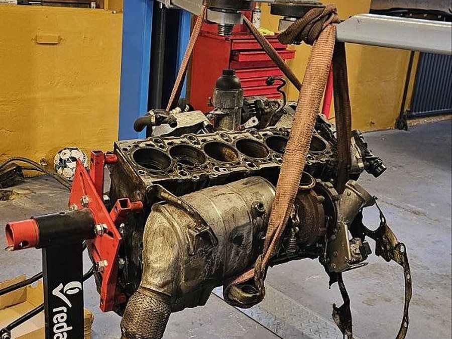 Motorinstandsetzung am Montagebock in der Werkstatt Ennepetal