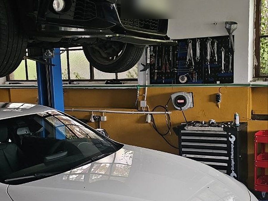 Kundenfahrzeuge in der Werkstatthalle von Unser Mechaniker in Ennepetal