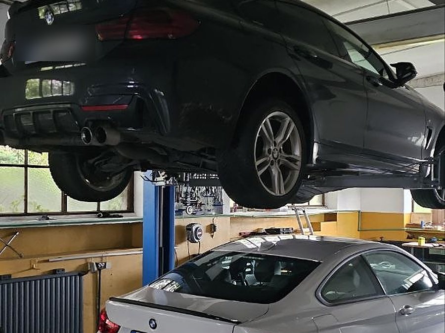 Zwei Fahrzeuge auf den Hebebühnen in unserer Kfz-Werkstatt in Ennepetal